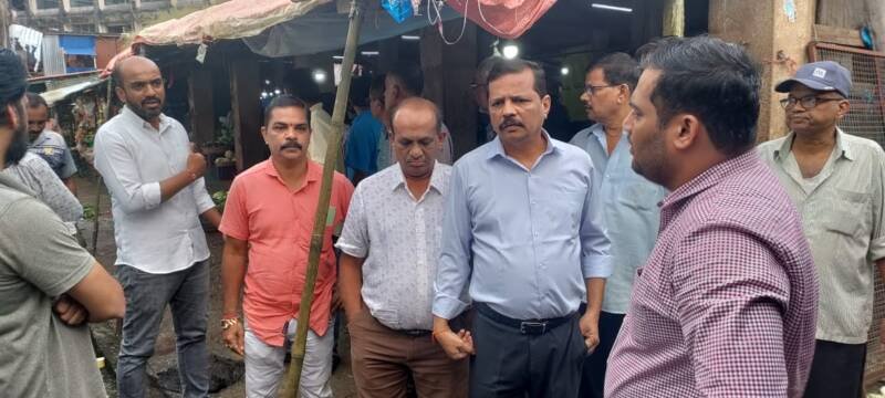 Sanju Parab visited and inspected the problem of vegetable sellers in the market in the presence of Principal Sagar Salunkhe.