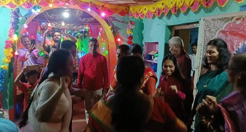 Archana Ghare’s balloon won the hearts of Ganesha devotees; Journalist Harishchandra Pawar’s Ganraya feet were decorated with balloons