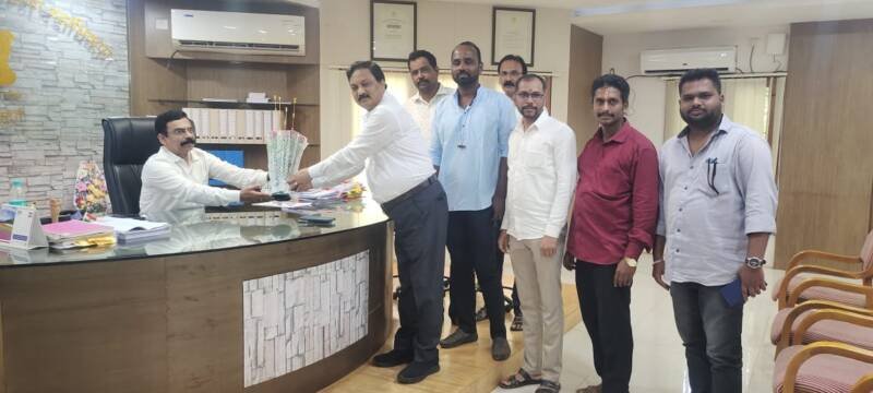 Former MLA Parashuram alias GG Uparkar met the new Collector of Sindhudurg district Anil Patil today.