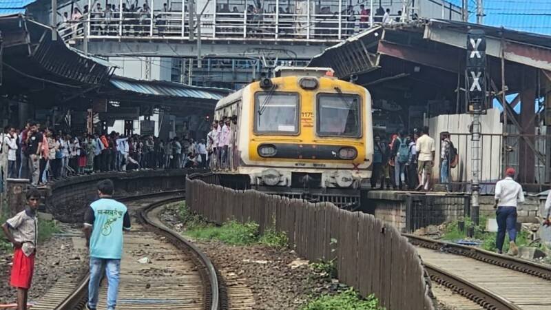 Mumbai’s lifeline collapsed again, traffic on Harbor Road stopped